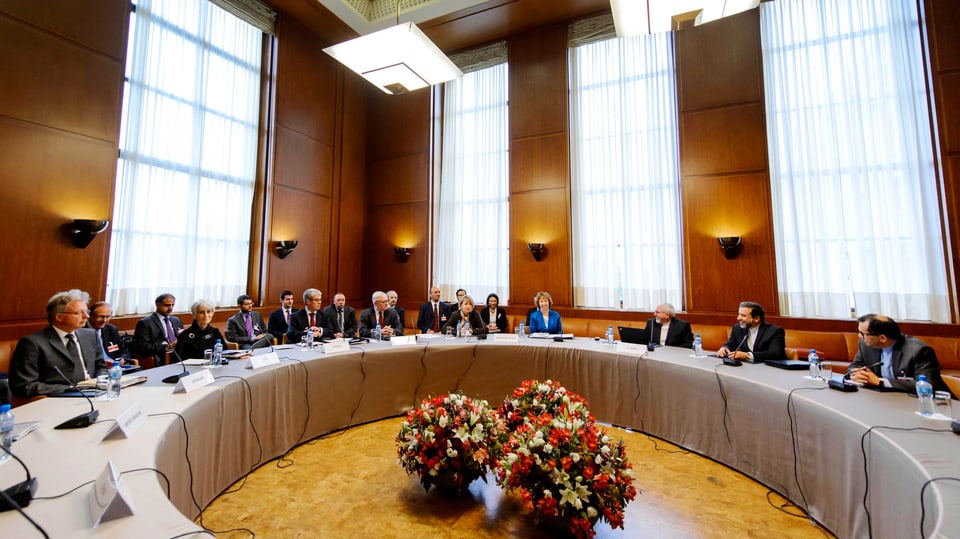 Die Verhandlungsdelegationen am runden Tisch