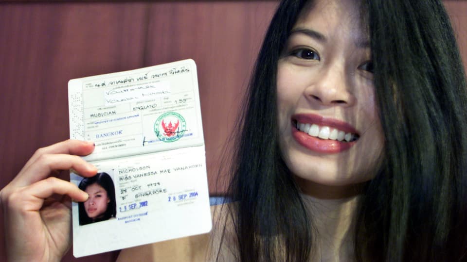 Vanessa Mae hält einen Pass in die Kamera.