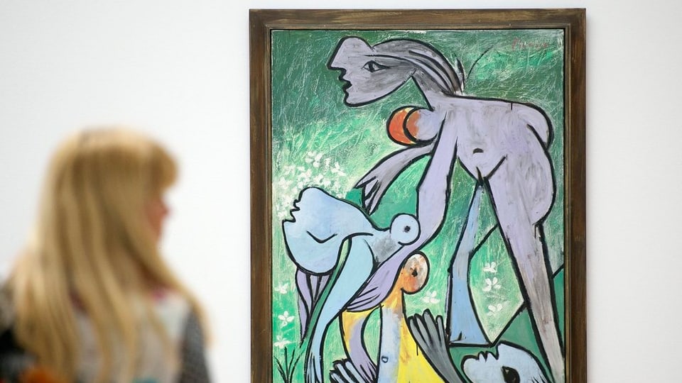 Bild von Picasso, mit einer lilafarbenen Person die eine hellblaue Person hält, auf grünem Grund. Eine Person im Vordergrund schaut sich das Bild an.