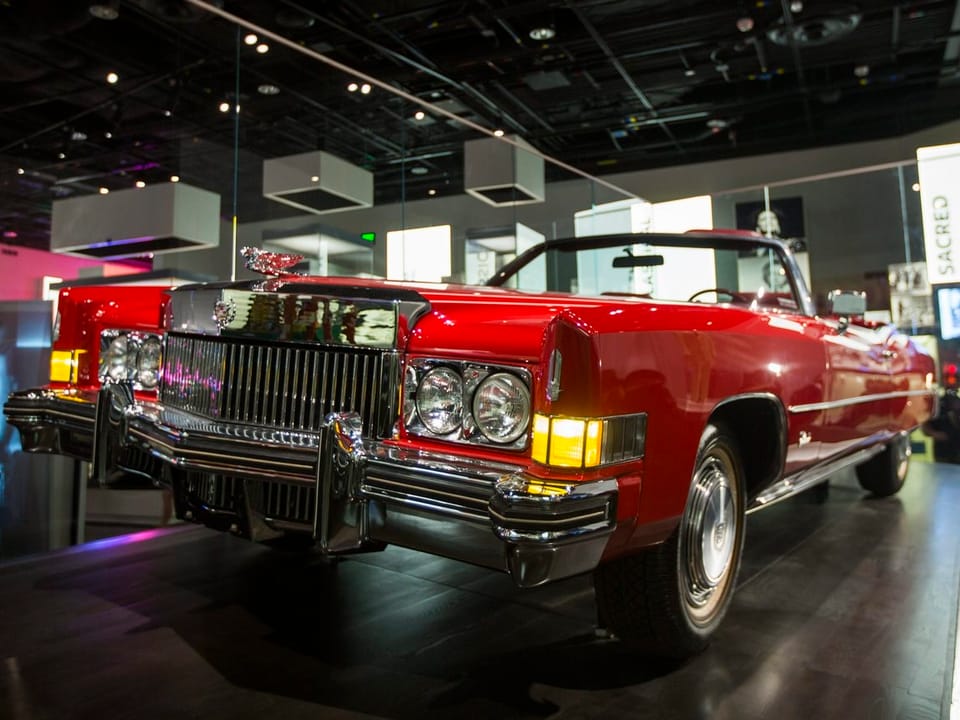 Roter Cadillac im Museumsraum