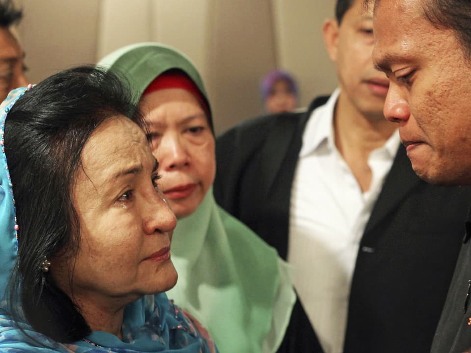 Die Frau des malayischen Premiers, Rosmah Mansor, weint mit einem Betroffenen Mann in Putrajaya. (reuters)