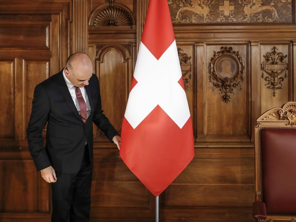 Berset zupft an der Schweizer Fahne vor der 1. August-Rede.