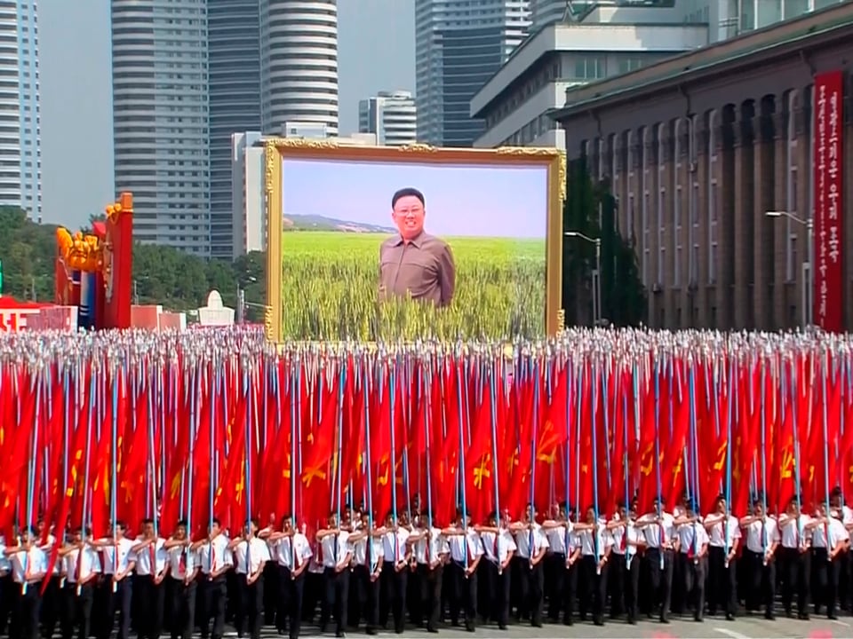 Ein Porträt von Kim Jong II ziert die Militärparade.