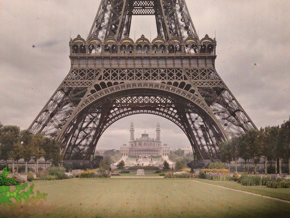 «Eiffelturm mit Durchblick auf Le Trocadéro» von Auguste Léon, 1914.