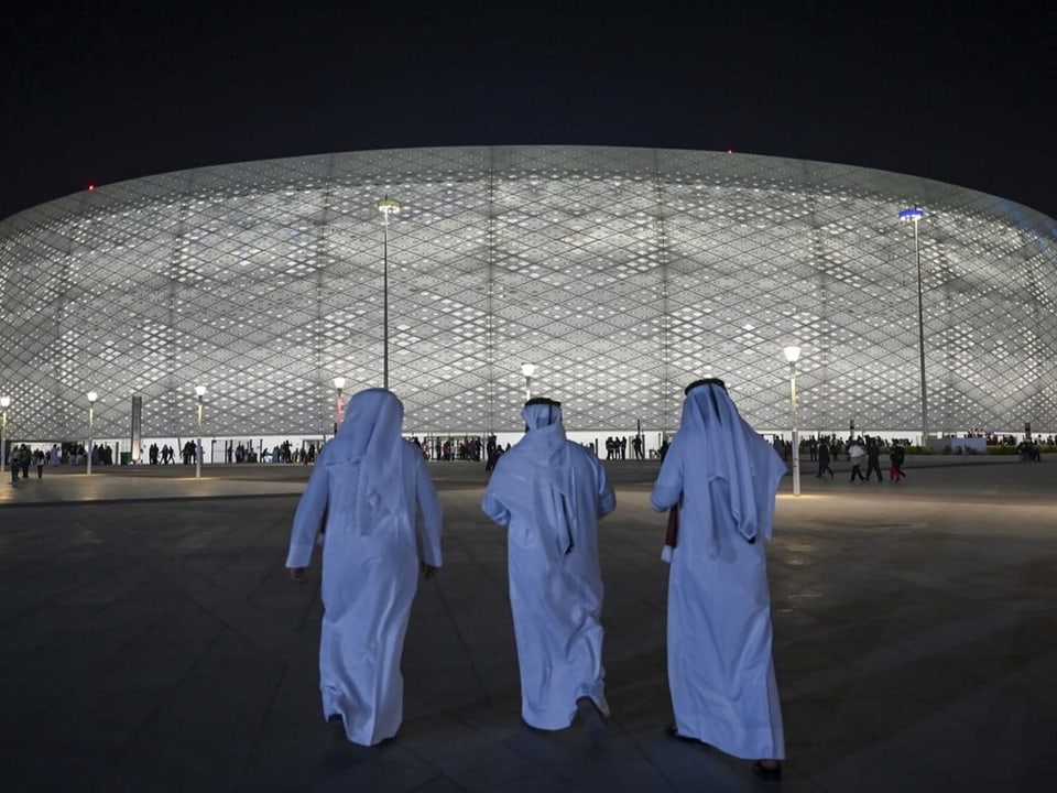 Schauplatz Katari vor einem Stadion bei Nacht
