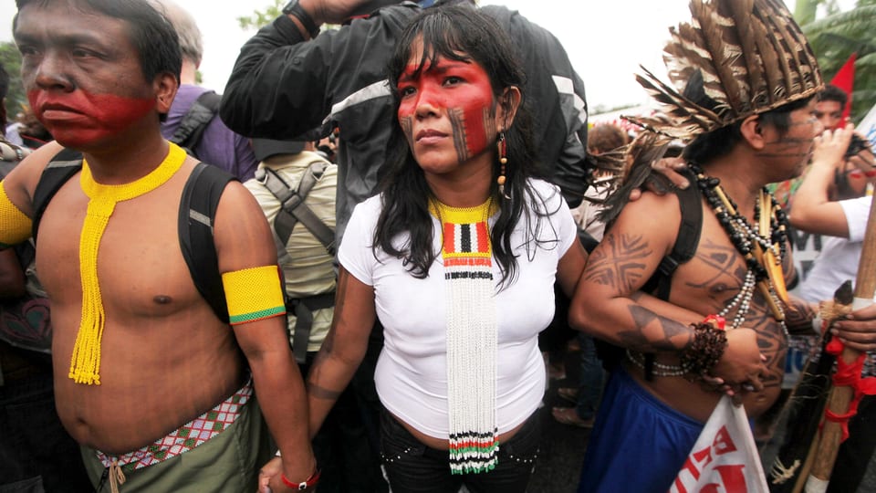 Indigene protestieren gegen Belo Monte und die Umweltpolitik der Regierung von Dilma Roussef.