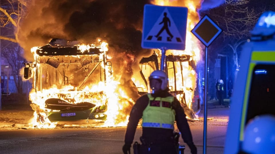 In Malmö geht ein Bus in Flammen auf (16. April).