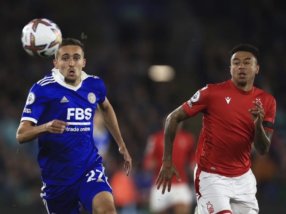 Leicesters Timothy Castagne im Laufduell mit Jesse Lingard.