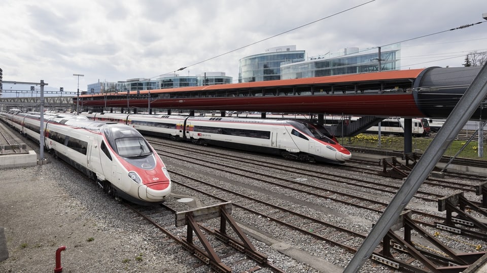 Zwei Züge der SBB auf einem Abstellgleis beim Bahnhof Cornavin in Genf.