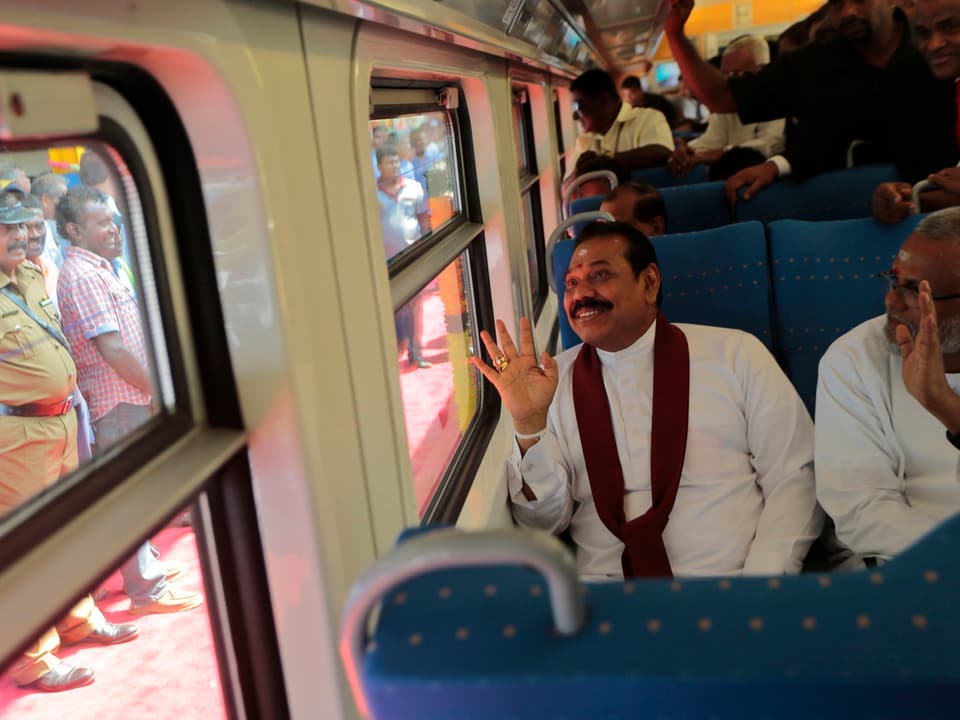 Präsident Mahinda Rajapaksa winkt aus dem Zug