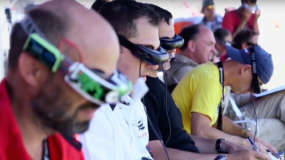Männer mit Videobrillen, die ihre Drohnen steuern.