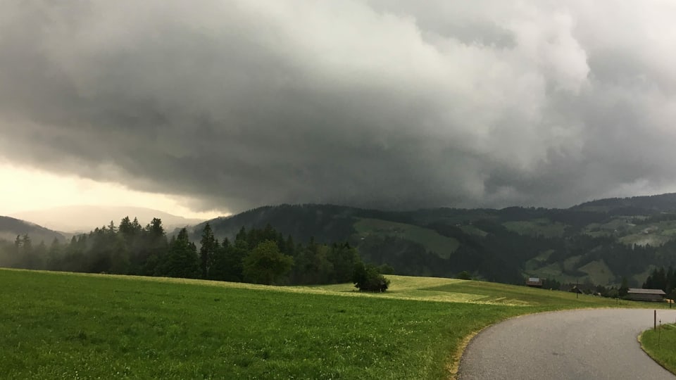 Gewitterwand über einer Strasse.