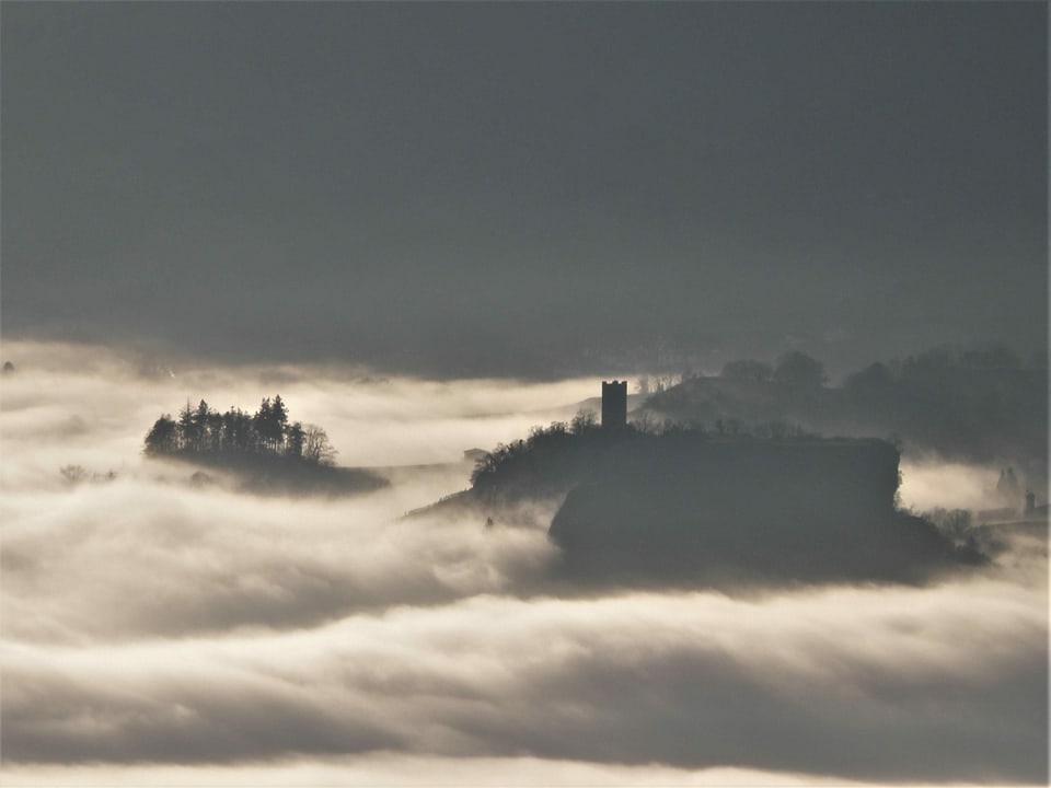 Nebelmeer mit Hügeln, die wie Inseln herausragen