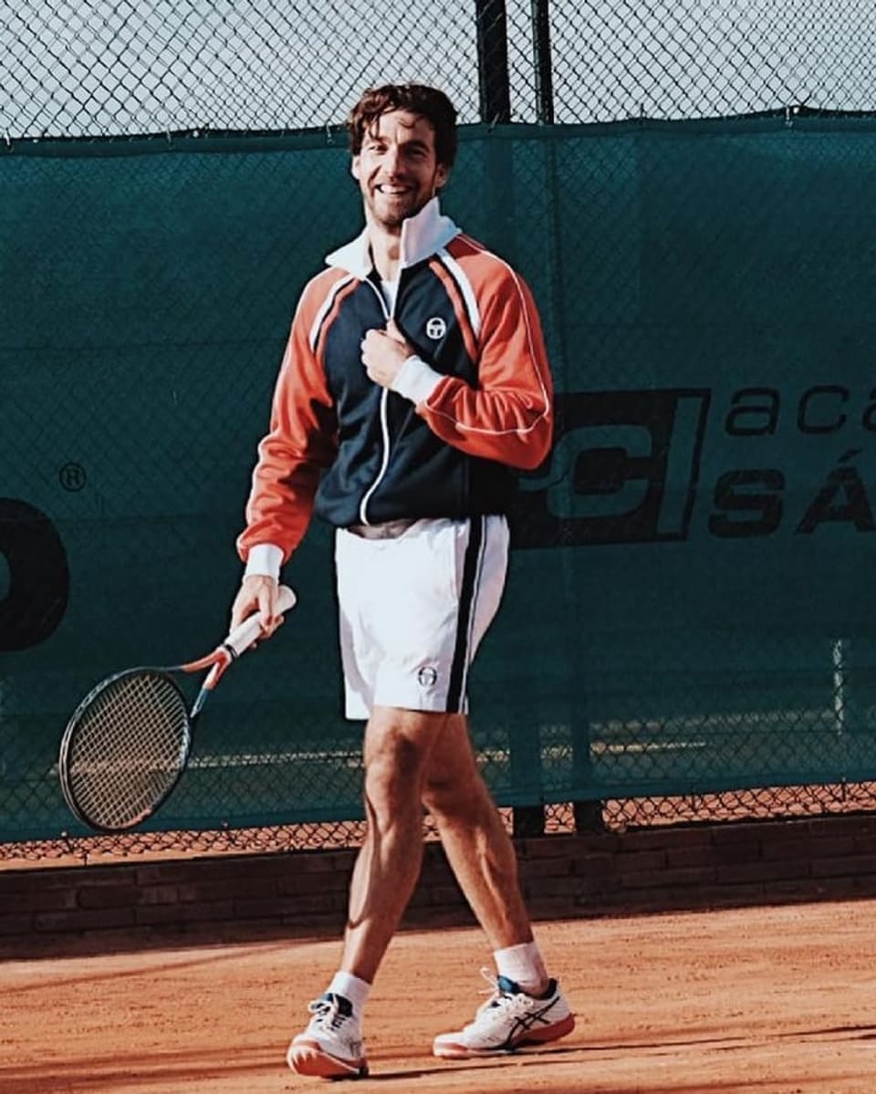 Lorenzo Viotti beim Tennisspielen Mann mit Tennisschläger in der Hand