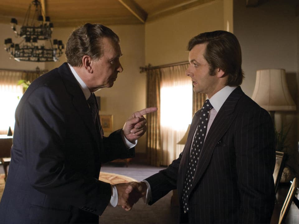 Frank Langella schüttelt als Nixon auf einem Szenenbild des Films «Frost/Nixon» mit erhobenem Zeigefinger dem Fernsehmoderator David Frost (gespielt von Michael Sheen) die Hand.