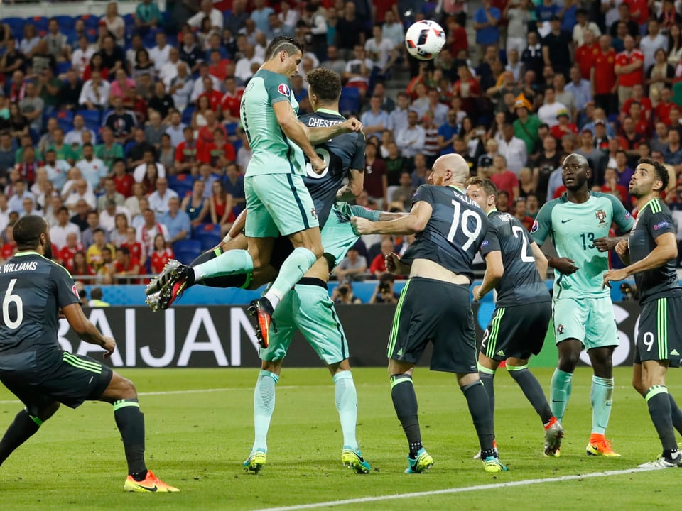 Ronaldo springt sehr hoch zum Kopfball