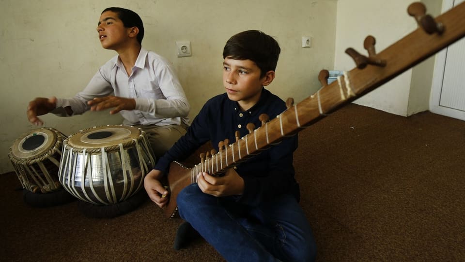 Zwei Buben in einer afghanischen Musikschule.