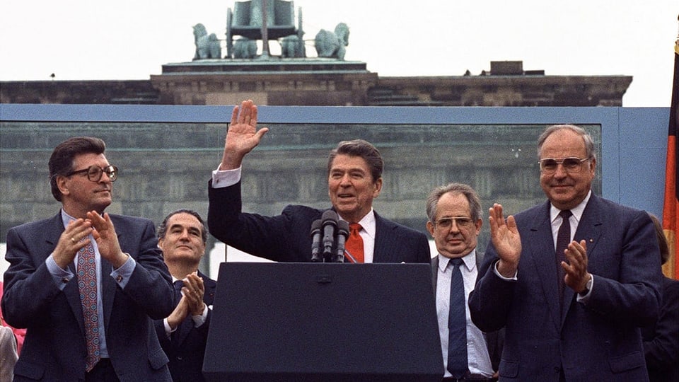 Präsident Ronald Reagan nimmt den Applaus von Bundestagspräsident Philipp Jenninger und Bundeskanzler Helmut Kohl nach seiner Rede entgegen. 