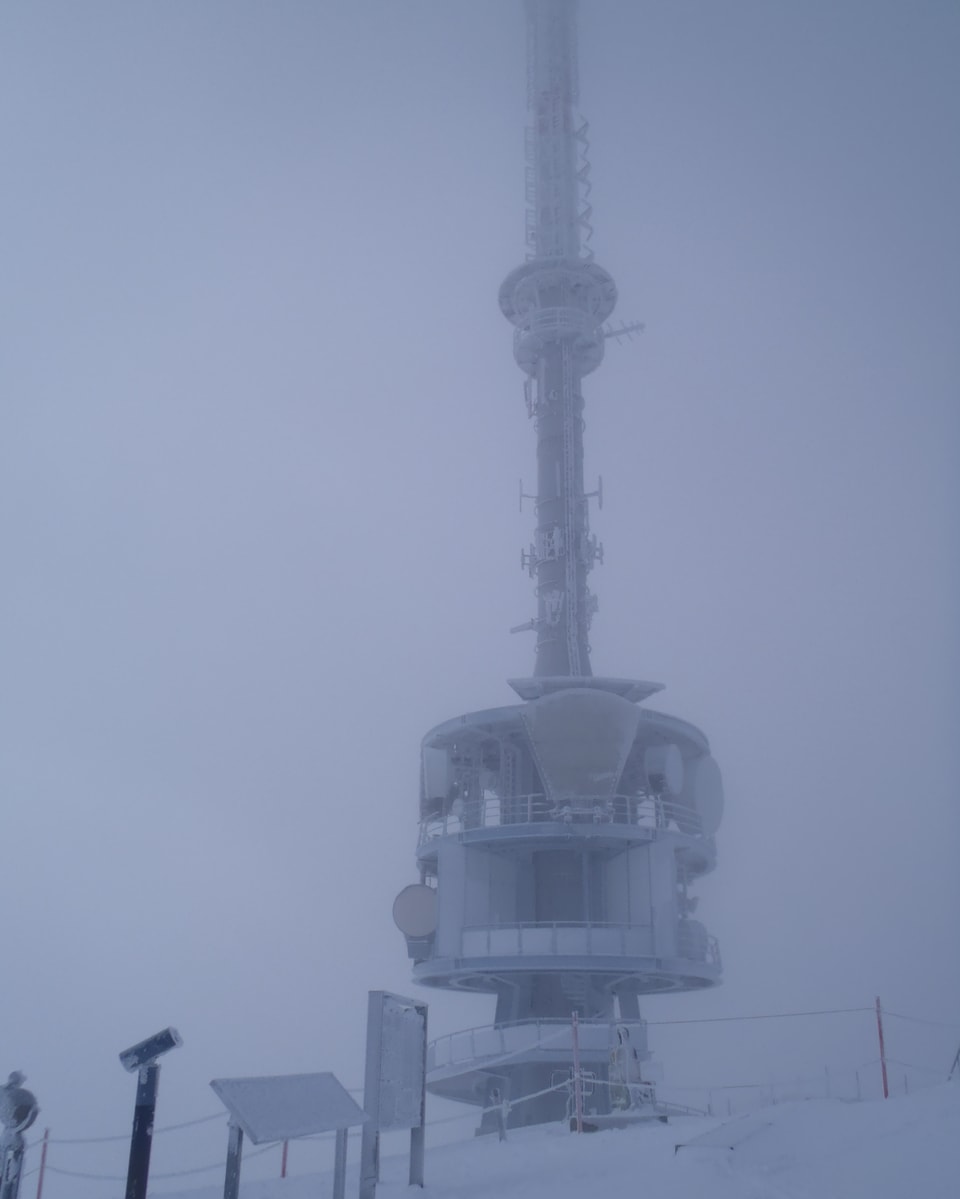 Der Radiosender auf der Rigi im dichten Nebel. 