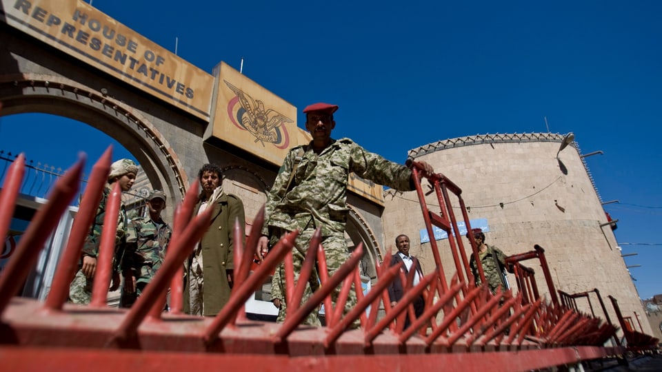 Soldaten vor dem Parlament in Jemen.