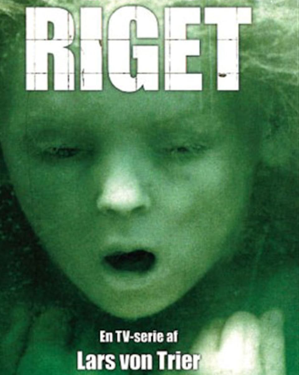 Ein ertrinkendes Mädchen hinter der Überschrift «Riget» en TV-Serie af Lars von Trier.