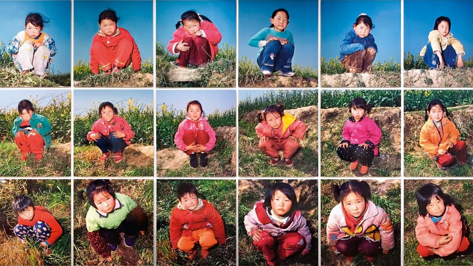 21 quadratische Fotos von Kindern, die jeweils auf einer Wiese kauern und in die Kamera schauen. 