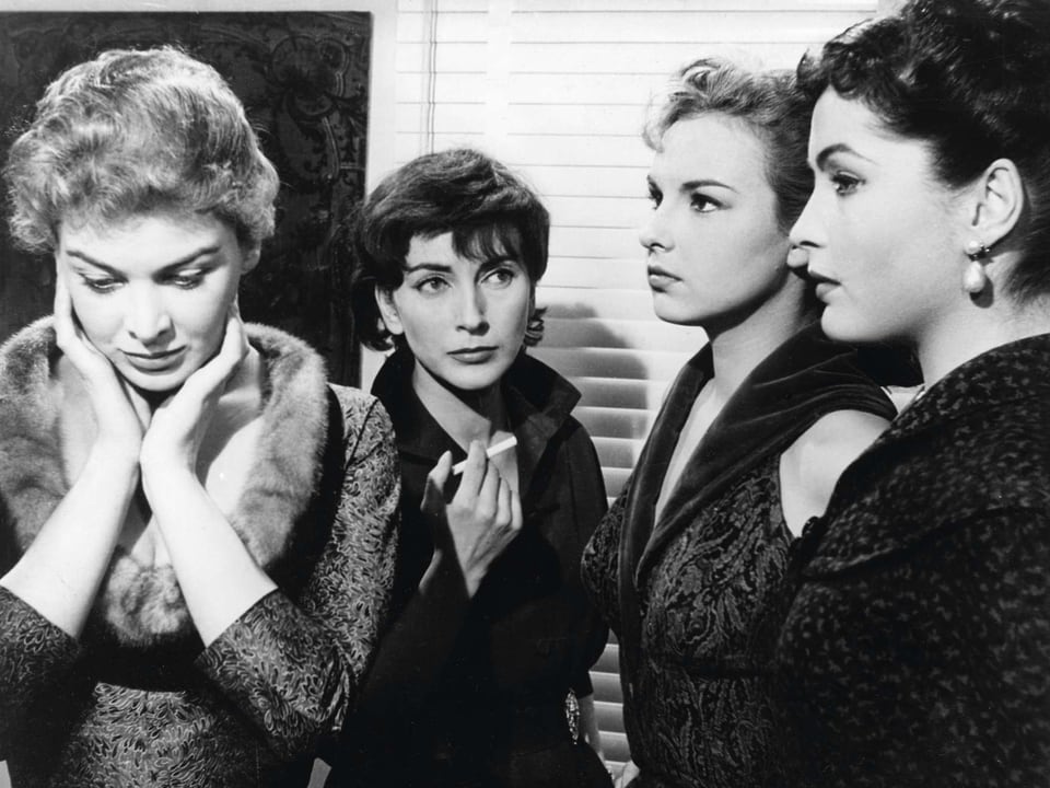 Schwarzweiss-Filmszene: Vier Frauen stehen nebeneinander.