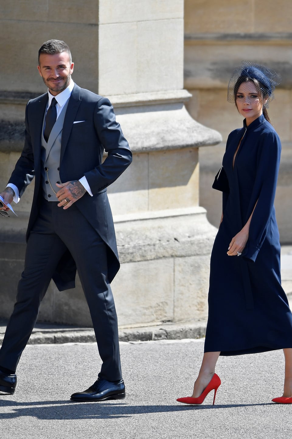 David Beckham im Frack und Victoria im dunkelblauen Kleid