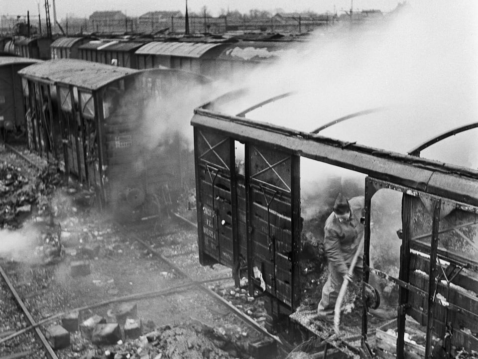 Feuerwehr im Güterbahnhof Basel am Werk.