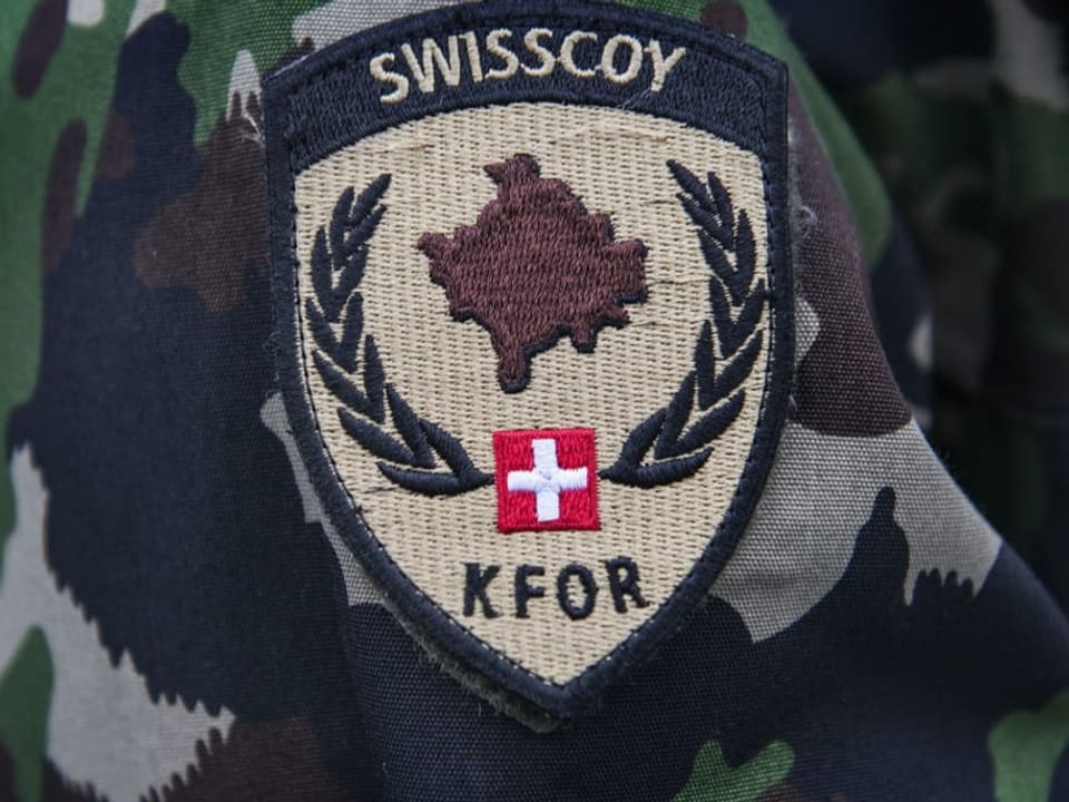 Das Abzeichen der Swisscoy auf einer Uniform.