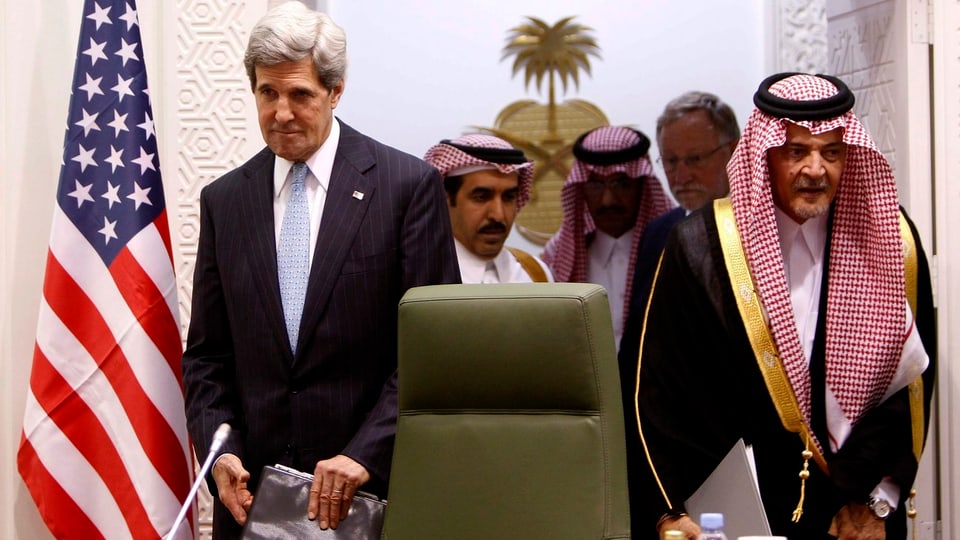 Kerry und Saud al-Faisal stehend.