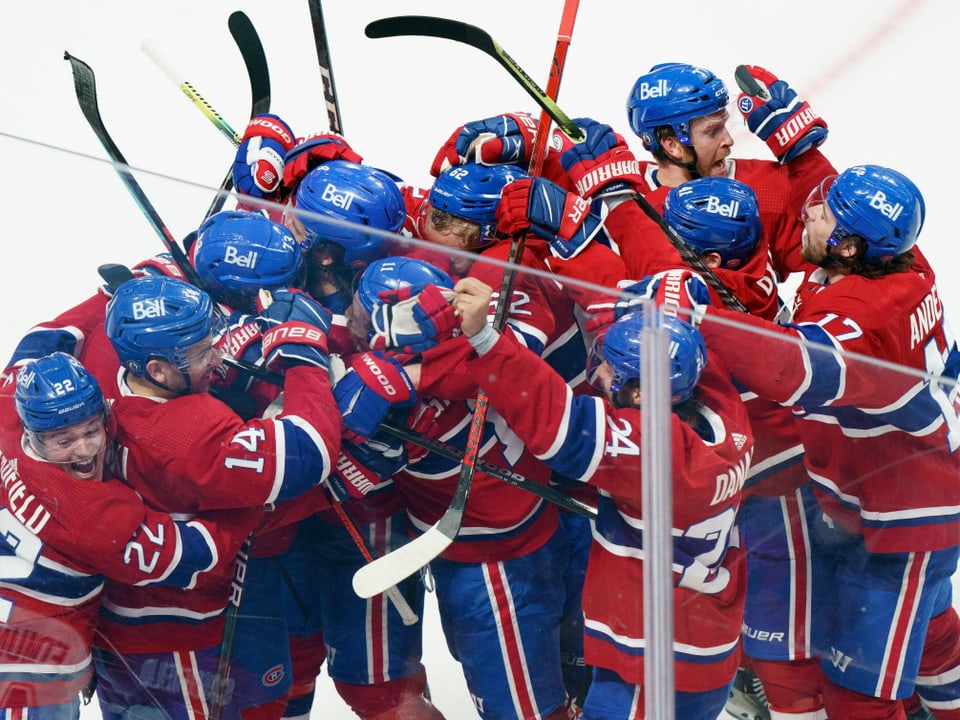 Jubel über den Halbfinal-Einzug Eishockey-Spieler.