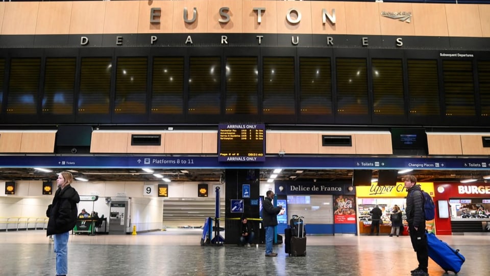 Aufnahme der ausgeschalteten Abfahrtstafel an einem Bahnhof in London