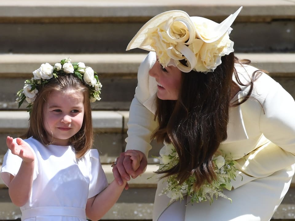 Mädchen mit Blumenkranz im Haar und Mutter mit Hut