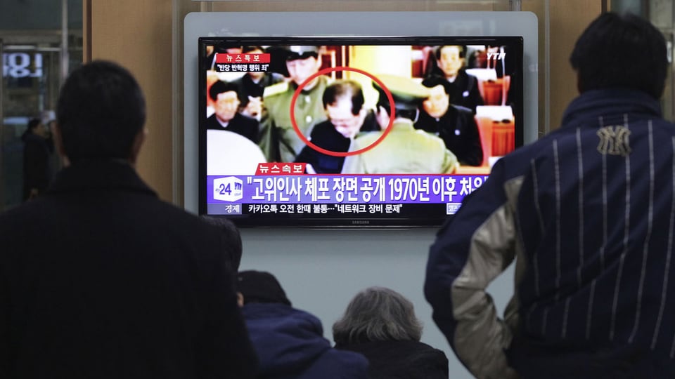 Nordkoreaner beobachten die Verhaftung im Fernsehen