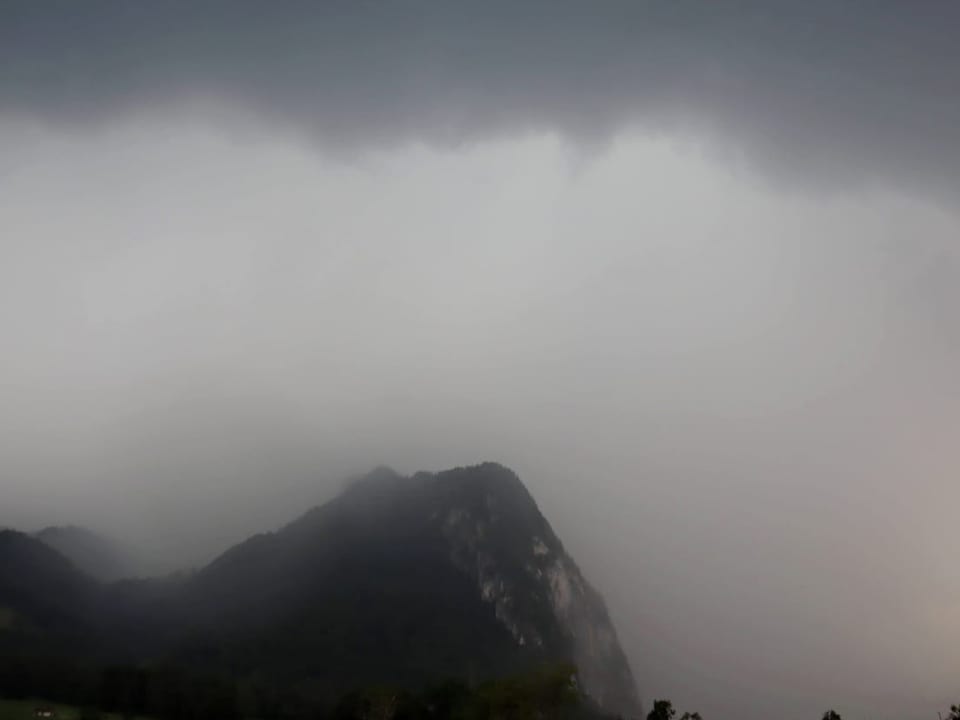 Reutigen/BE dunkle Regenfront