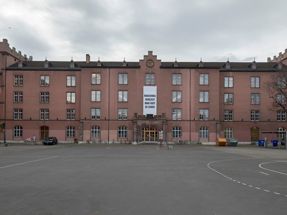 Kasernenhauptbau mit Kasernenplatz.