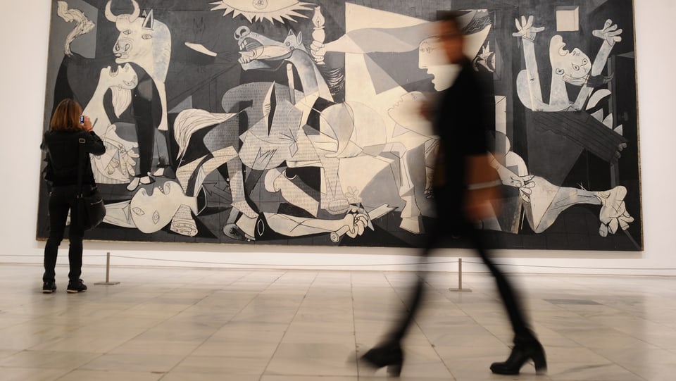 Picassos «Path to Guernica»  mit Museumsbesuchern.