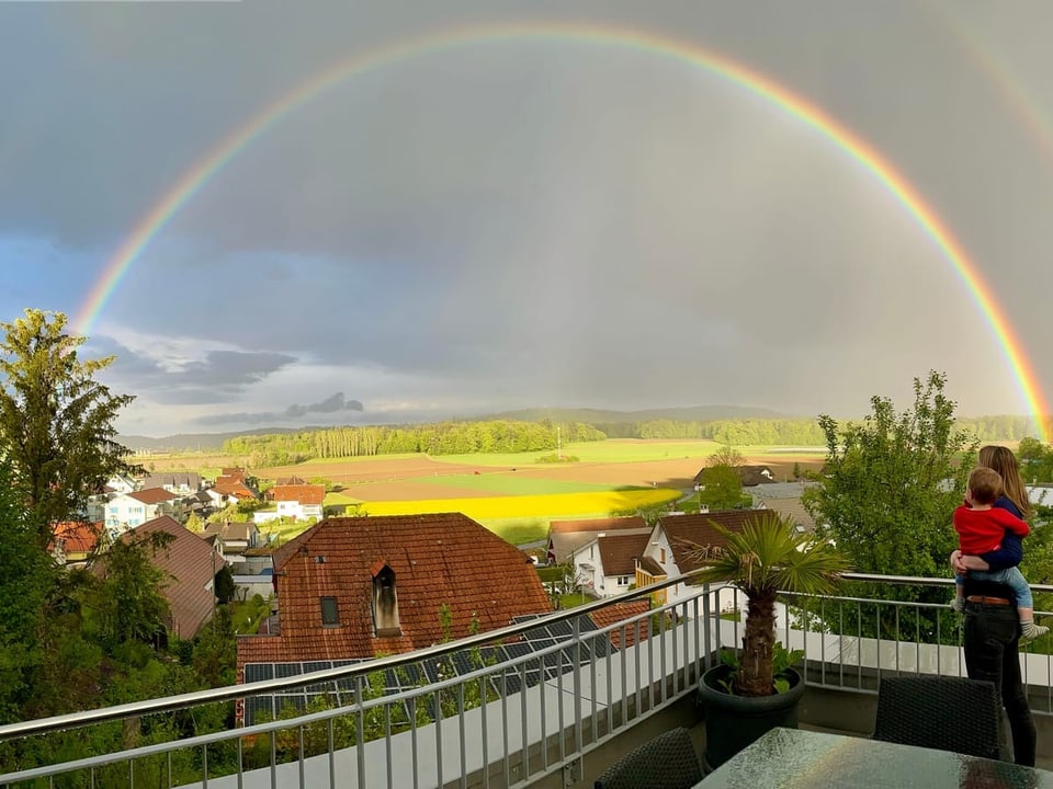 Ein Kind lernt gerade wie der Regenbogen funtkioniert.