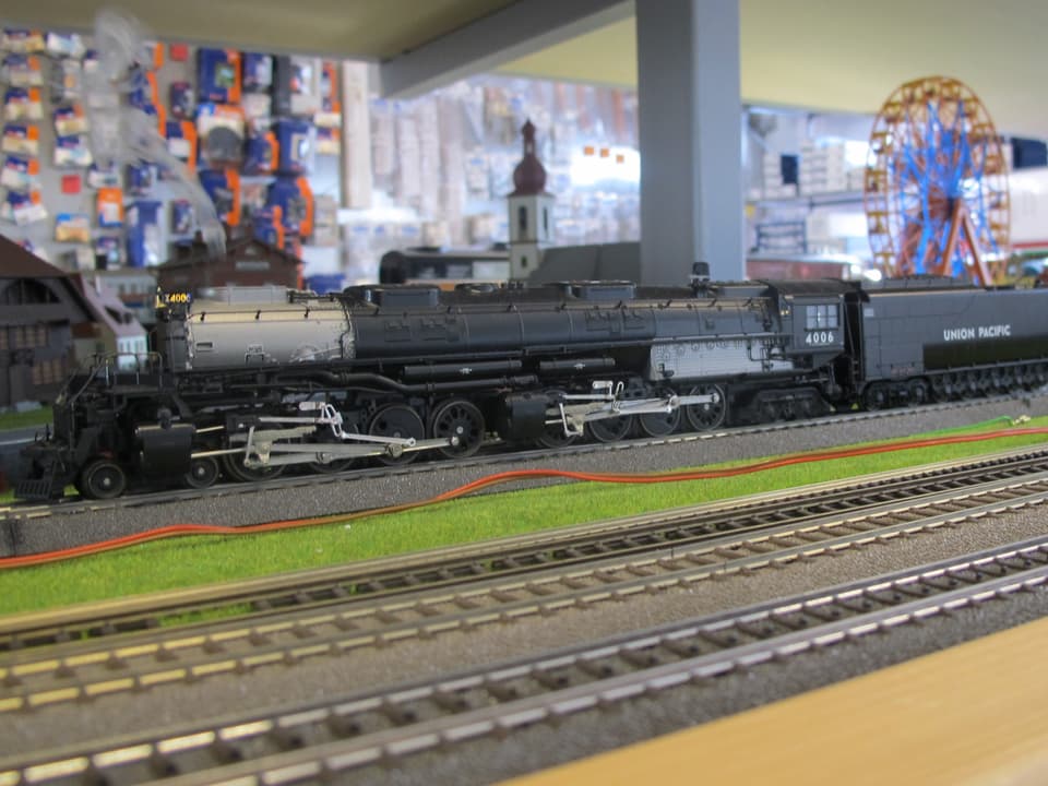 Modell der Pacific Railway auf Schienen - im Hintergrund weitere Auslagen im Laden.