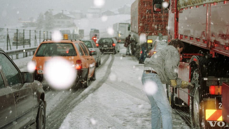 Stau an der San-Bernardino-Route bei Sufers nach heftigen Schneefällen, aufgenommen 1997