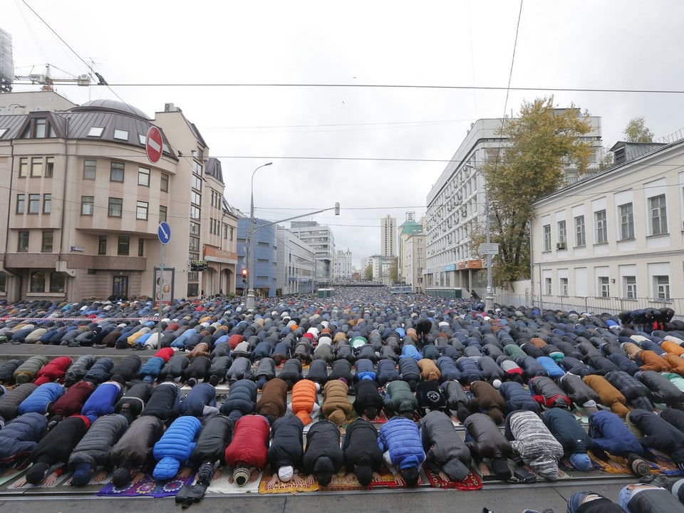 Betende Muslime in Moskau