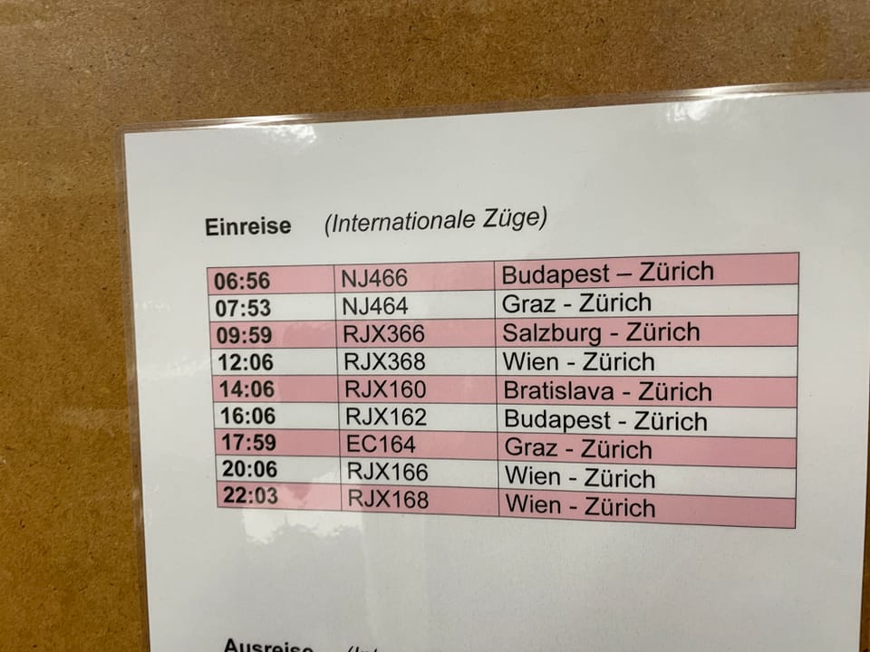 Tabelle mit Ankunftszeiten für die Züge