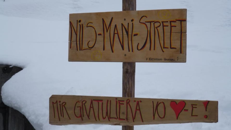 Ein Schild, auf dem «Nils-Mani-Street» steht.