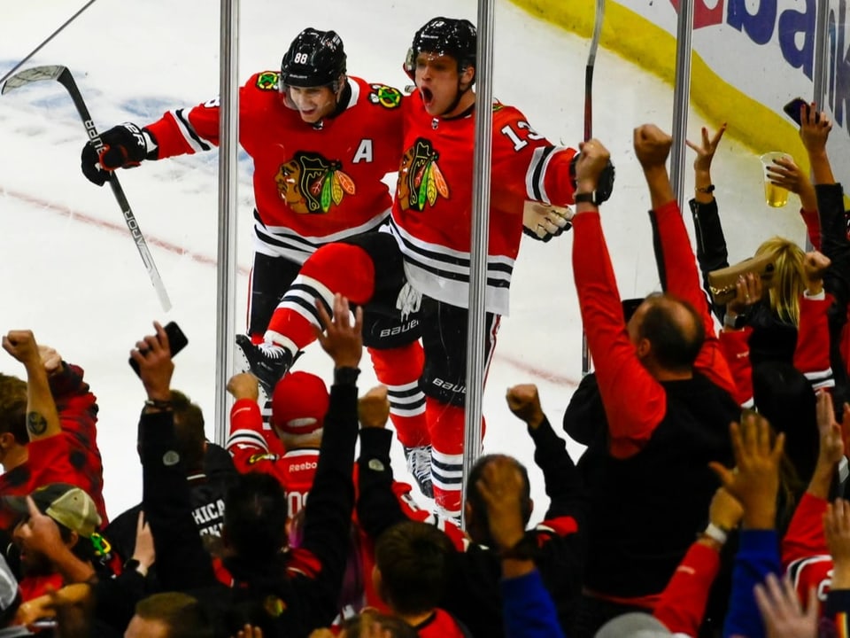 Das Spiel ist entschieden Max Domi (rechts) bejubelt mit Patrick Kane das entscheidende Tor zum 4:3.