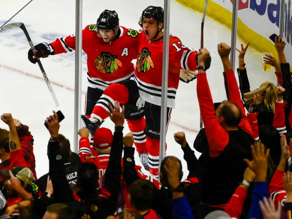 Max Domi (rechts) bejubelt mit Patrick Kane das entscheidende Tor zum 4:3.