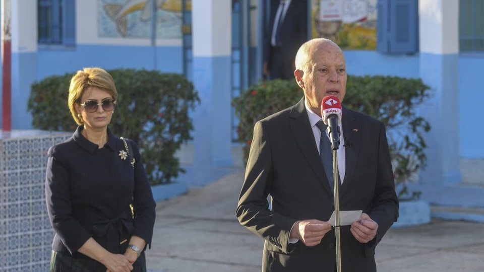 Tunesiens Präsident Kais Saied gibt nach der Stimmabgabe bei den Parlamentswahlen in Tunis eine Stellungnahme ab. 
