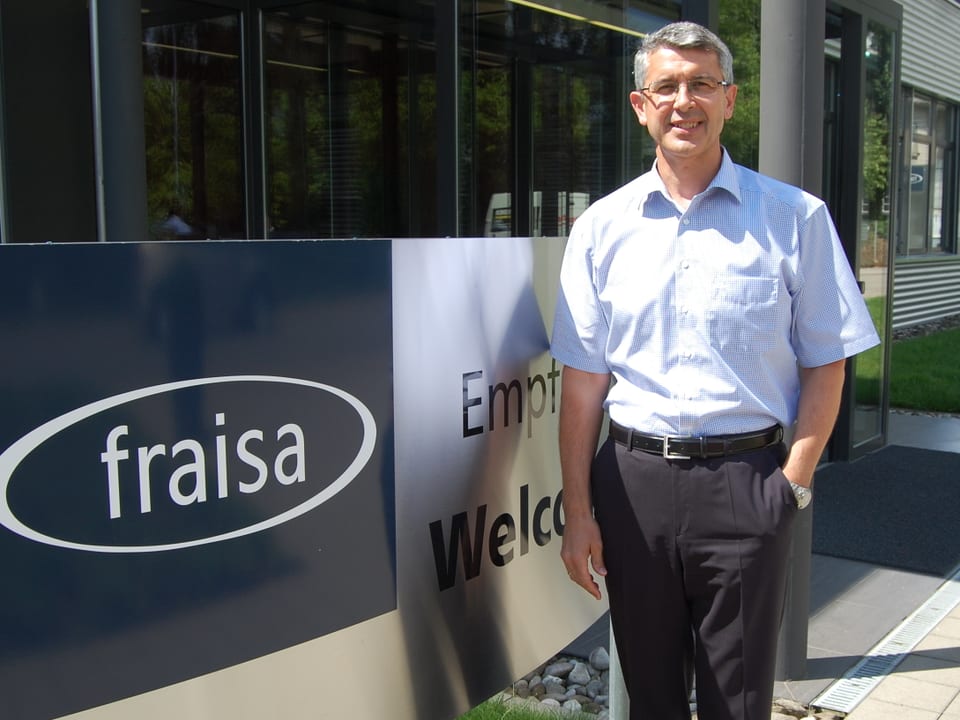 Josef Maushart, Verwaltungsratspräsident der Fraisa-Holding vor seinem Hauptsitz in Bellach.