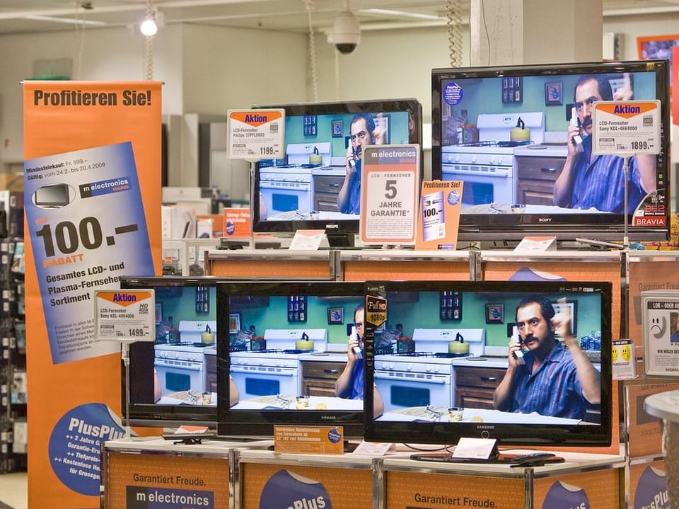 Fernseher werden in einer Filiale von Melectronics zum Verkauf angeboten.