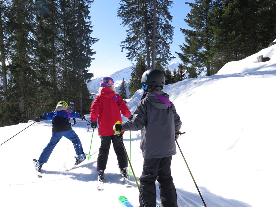 Kinder beim Skilaufen.